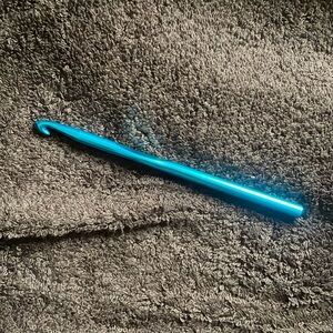 Bustle tool and crochet hook for wedding dress